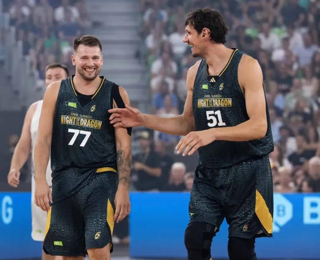 "篮网配合默契，联盟领头羊地位巩固"