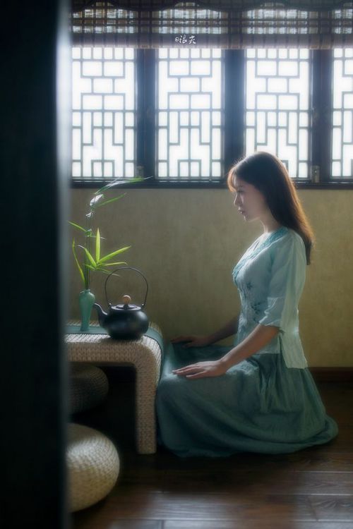 防守球员是否被要求参与进攻阶段的压迫传导，防守球员被进攻队员超越时,应该采用 步伐来追赶