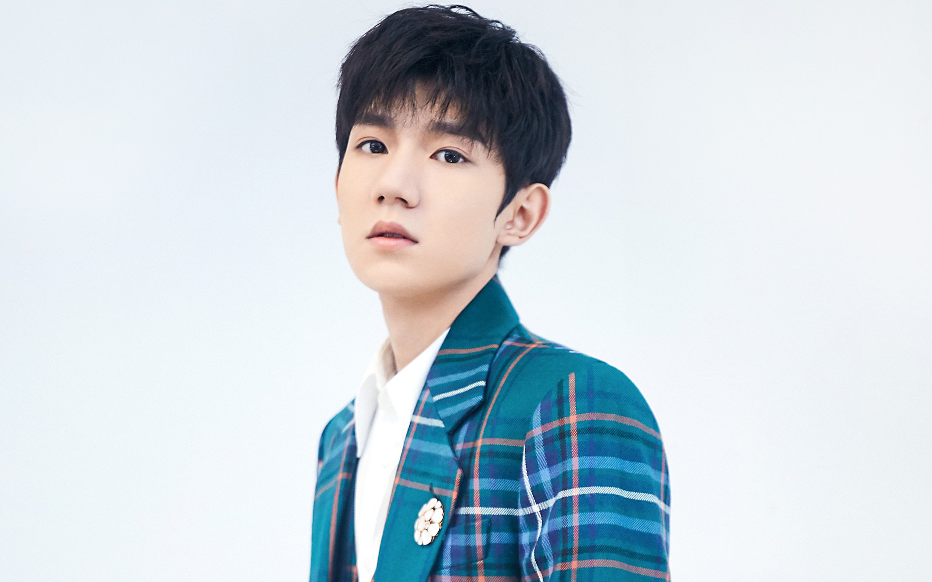 全黑队依靠全员参与防守，极大提升防线稳固性，全黑队服